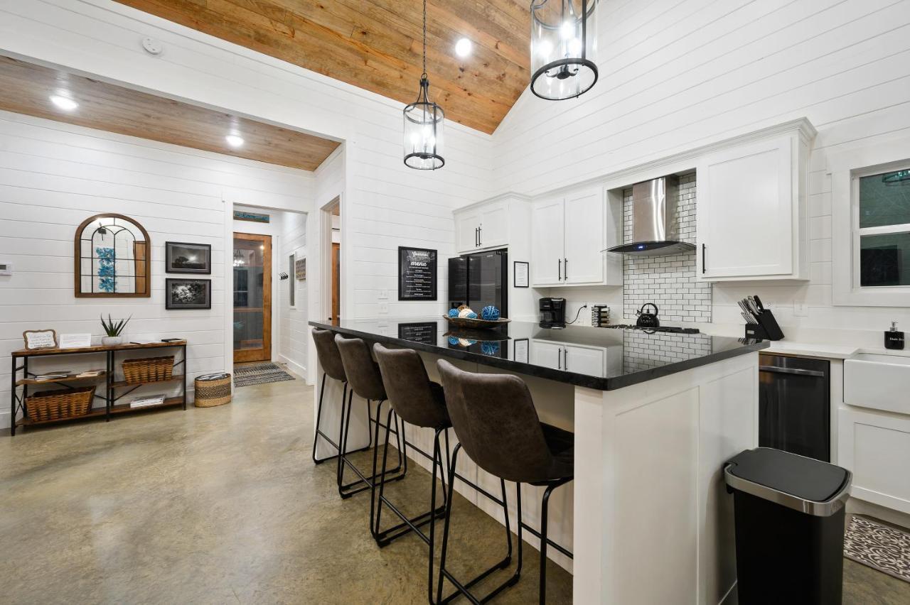 Bella Luna Cabin - Cozy Farmhouse Cabin, Private Deck, Swing Set, Fire Pit, Hot Tub Villa Broken Bow Eksteriør bilde